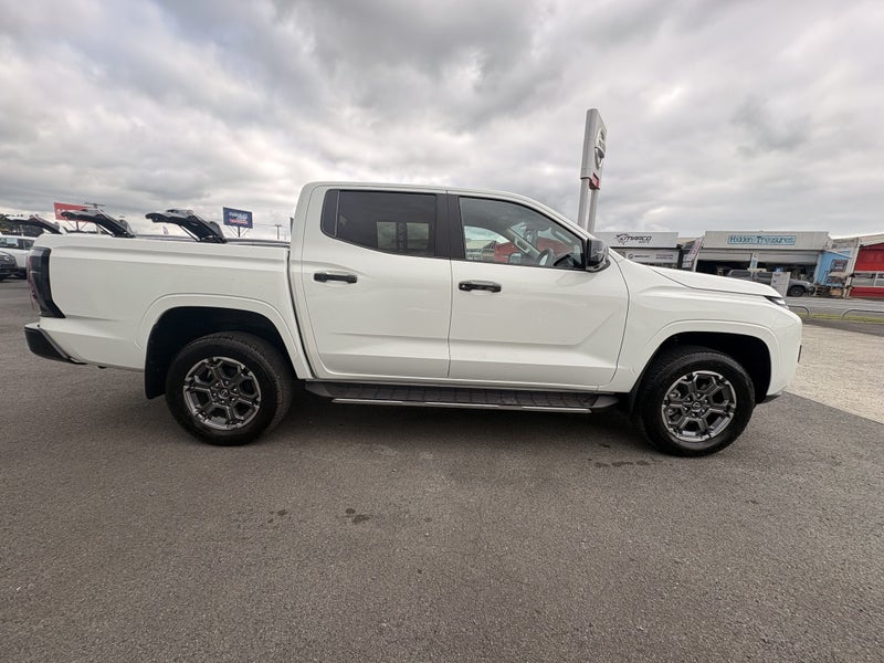 2026 Nissan Navara ST-X 4WD Auto image 3