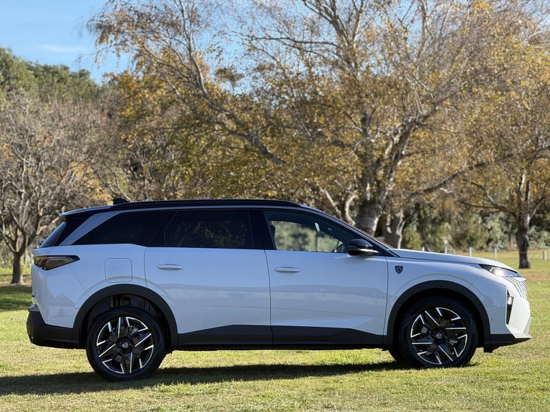 2026 Peugeot 5008 GT | 1.2 HYBRID image 3