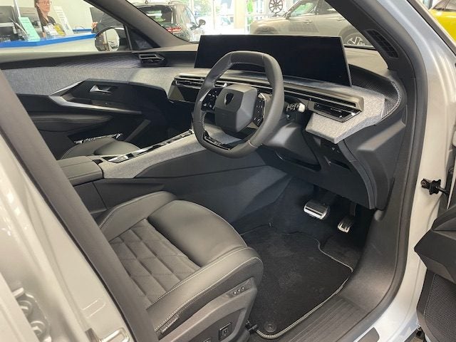 2026 Peugeot 5008 GT Premium Hybrid image 3