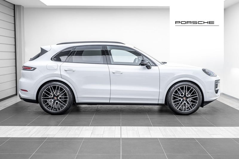 2026 Porsche Cayenne BLACK EDITION image 2