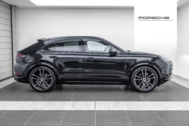 2026 Porsche Cayenne E-HYBRID COUPE BLACK EDITION image 2