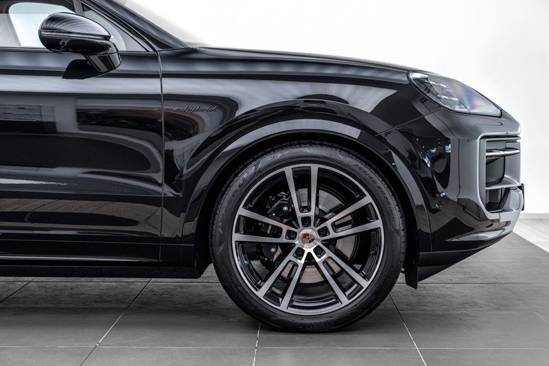 2026 Porsche Cayenne E-HYBRID COUPE BLACK EDITION image 3