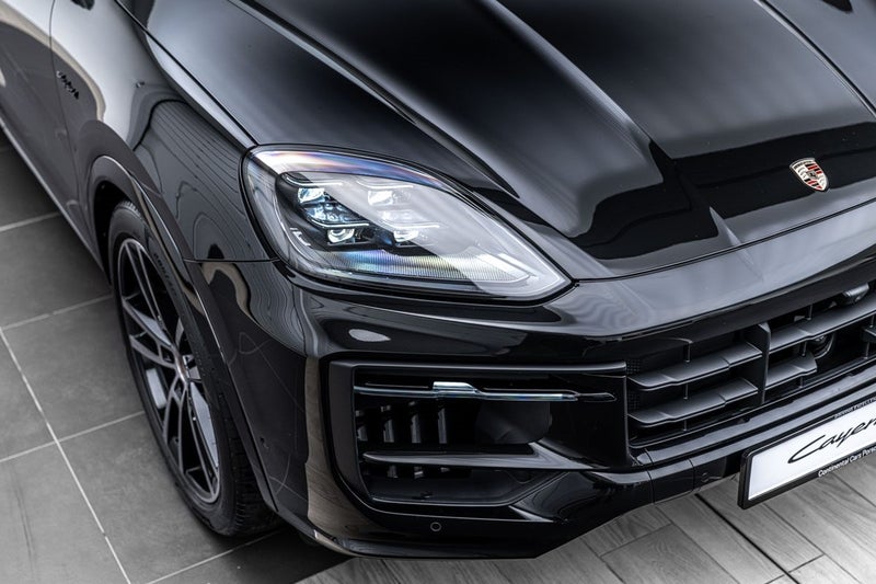 2026 Porsche Cayenne E-HYBRID COUPE BLACK EDITION image 5