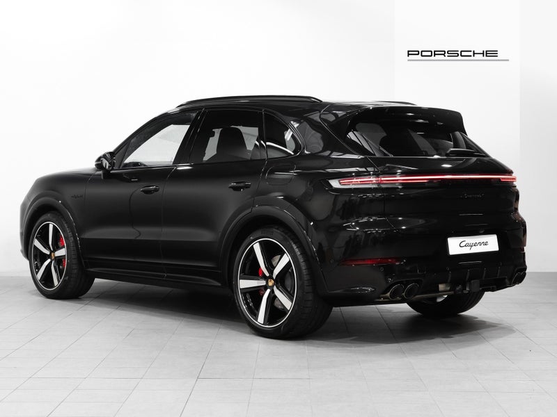 2026 Porsche Cayenne S E-Hybrid Black Edition image 2