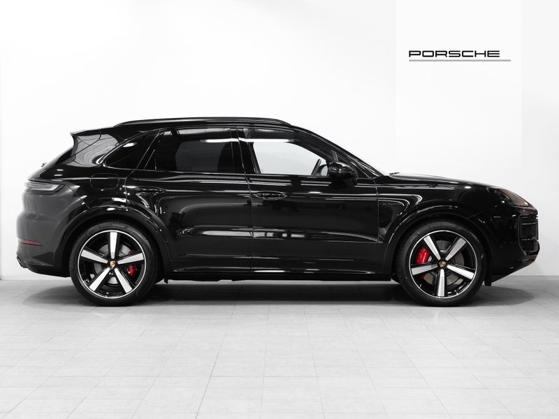 2026 Porsche Cayenne S E-Hybrid Black Edition image 3
