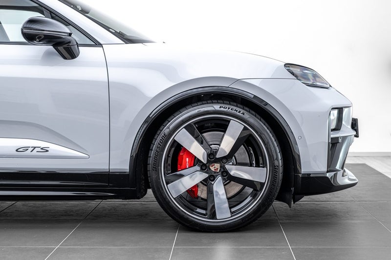 2026 Porsche Macan GTS - Electric image 3