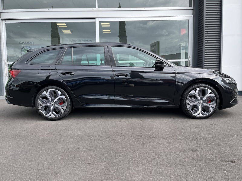 2026 Skoda Octavia RS Plus Wagon 195kW 2.0PT image 3