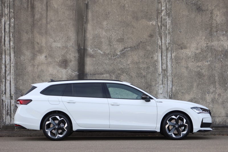 2026 Skoda Superb Sportline 195KW image 2