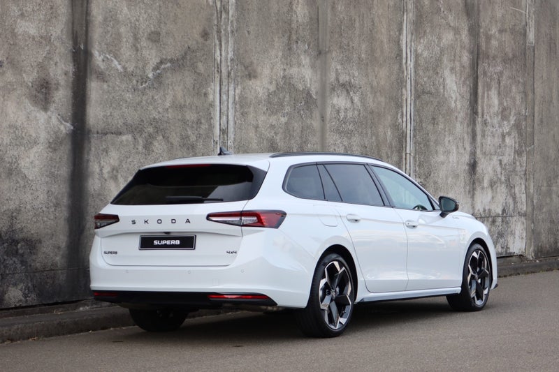 2026 Skoda Superb Sportline 195KW image 3