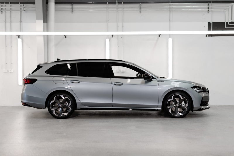 2026 Skoda Superb Wagon Sportline image 3