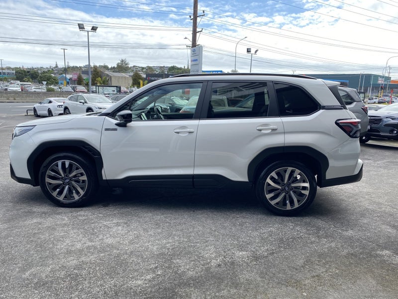 2026 Subaru Forester 2.5 Hybrid Touring Hybrid... image 4