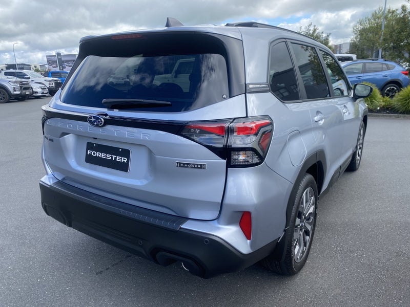 2026 Subaru Forester 2.5 Touring Hybrid AWD CVT image 2