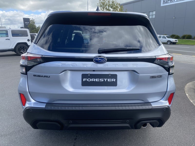 2026 Subaru Forester 2.5 Touring Hybrid AWD CVT image 3
