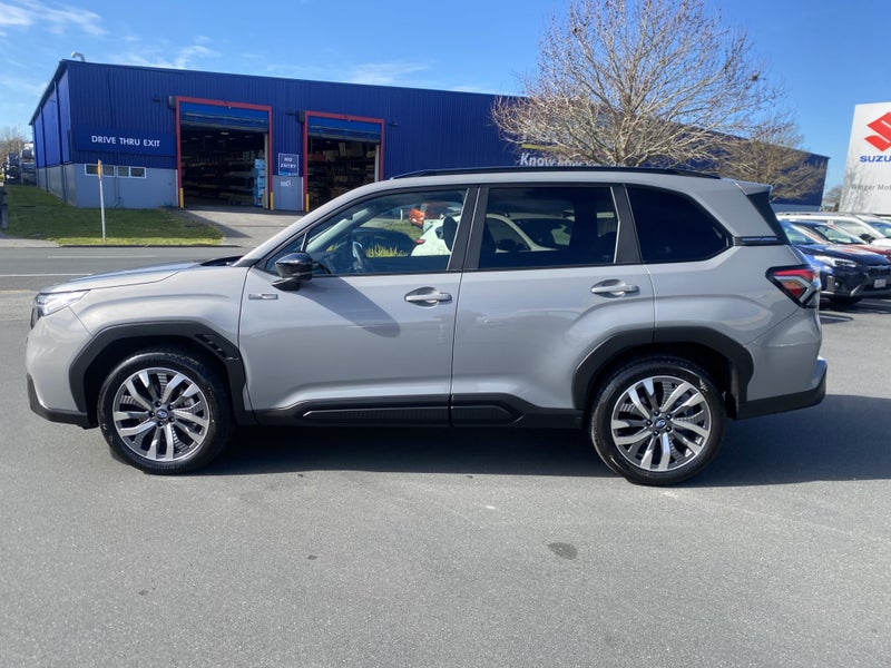 2026 Subaru Forester 2.5 Touring Hybrid AWD CVT image 4