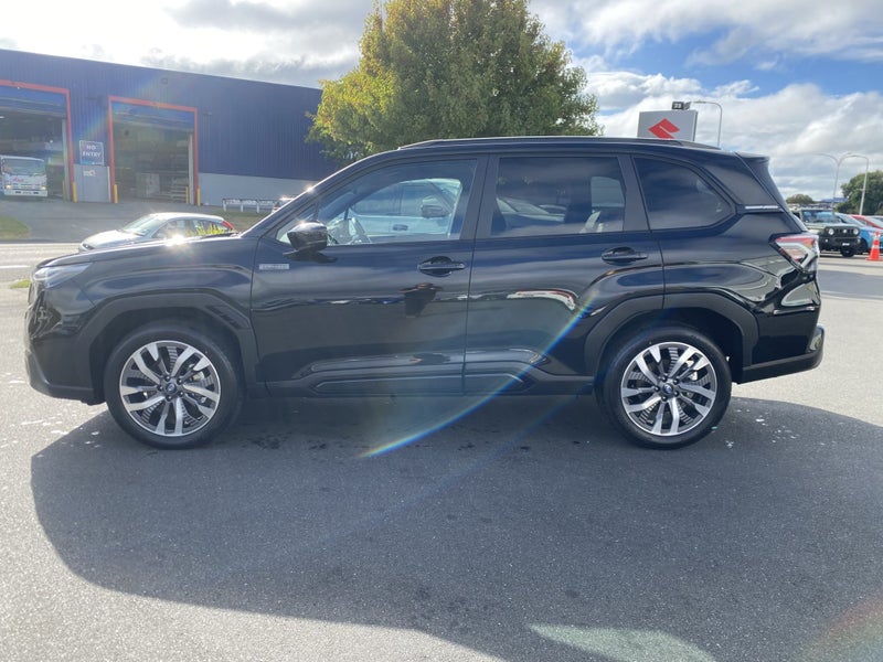 2026 Subaru Forester 2.5 Touring Hybrid AWD CVT image 4