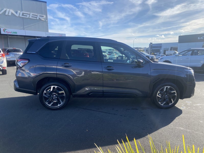 2026 Subaru Forester Touring ICE image 5