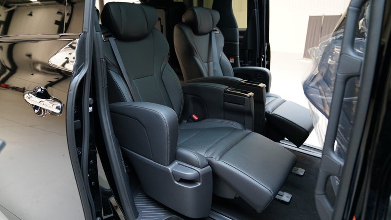 2026 Toyota Alphard TV & Pilot seat Luxury image 2