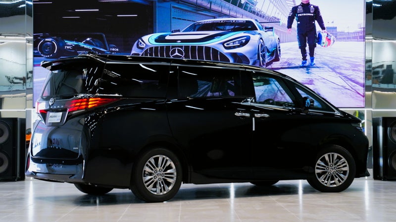 2026 Toyota Alphard TV & Pilot seat Luxury image 3