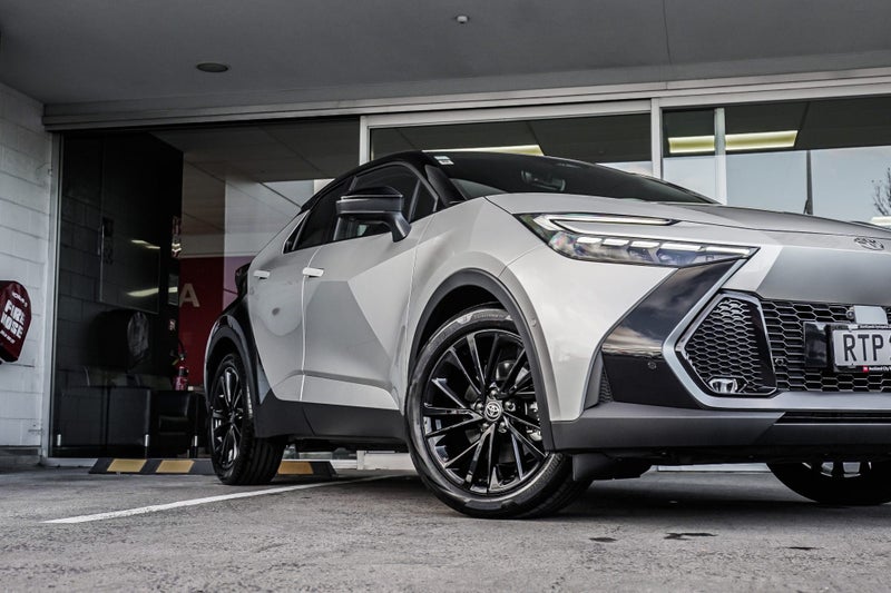 2026 Toyota C-HR GR Sport 2.0P HEV CVT AWD SUV/... image 2