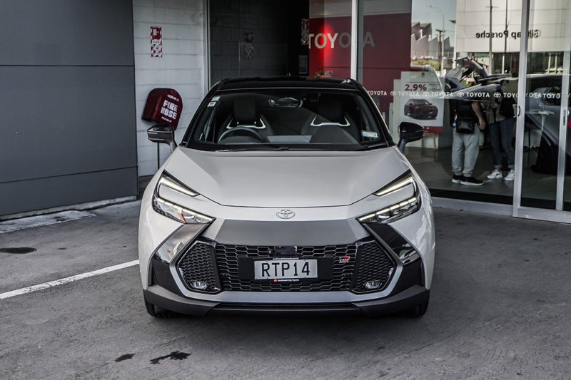 2026 Toyota C-HR GR Sport 2.0P HEV CVT AWD SUV/... image 4