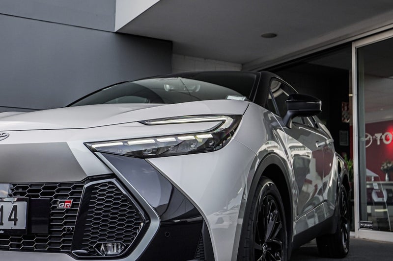 2026 Toyota C-HR GR Sport 2.0P HEV CVT AWD SUV/... image 5