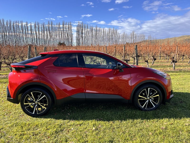 2026 Toyota C-HR Limited 1.8P HEV CVT FWD SUV/5... image 2