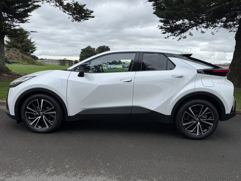 2026 Toyota C-HR Limited 1.8P Hybrid FWD Automa... image 2
