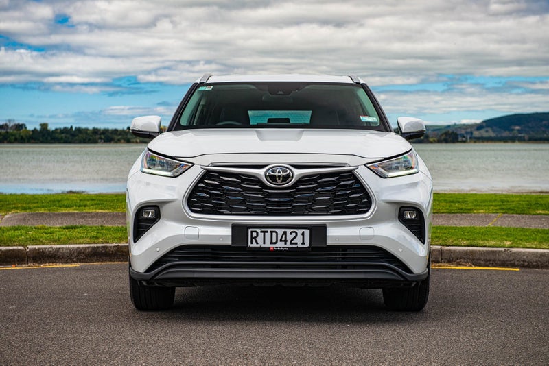 2026 Toyota Highlander Limited Hybrid image 2