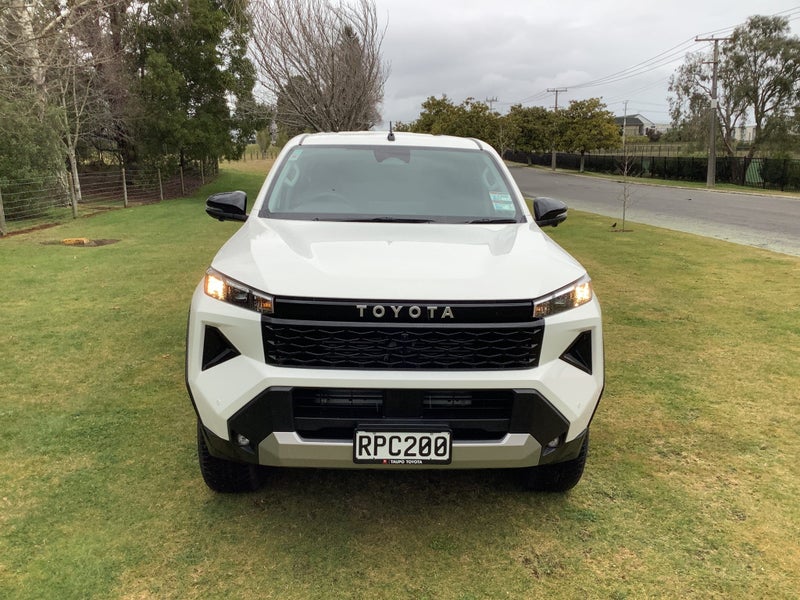 2026 Toyota Hilux SR 2.8DT 6AT 2WD Double Cab image 2
