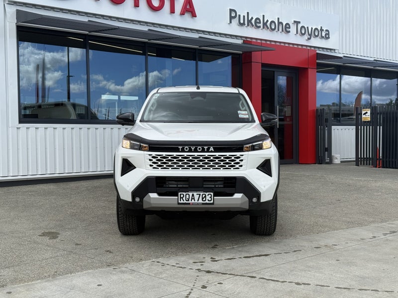 2026 Toyota Hilux SR 2.8DT 6AT 2WD Double Cab image 3