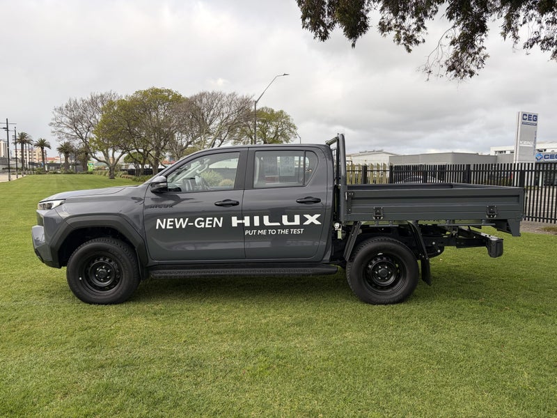 2026 Toyota Hilux SR 2.8DT Hybrid 4WD Automatic... image 5