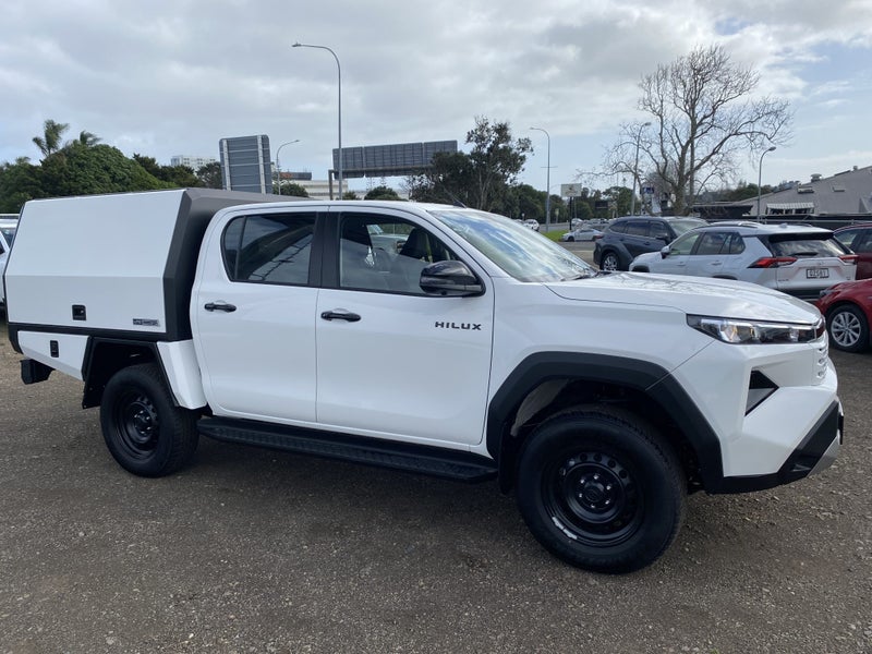 2026 Toyota Hilux SR 2.8DT Hybrid 6AT 4WD DCC/4... image 2