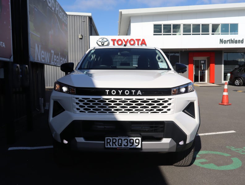 2026 Toyota Hilux SR 2.8DT Hybrid 6AT 4WD DCC/4... image 2