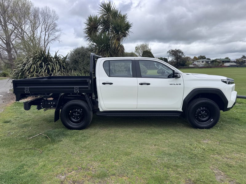 2026 Toyota Hilux SR 2.8DT Hybrid Automatic 4WD... image 5