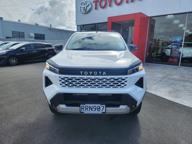 2026 Toyota Hilux SR 2.8DT Manual 4WD Double Ca... image 2