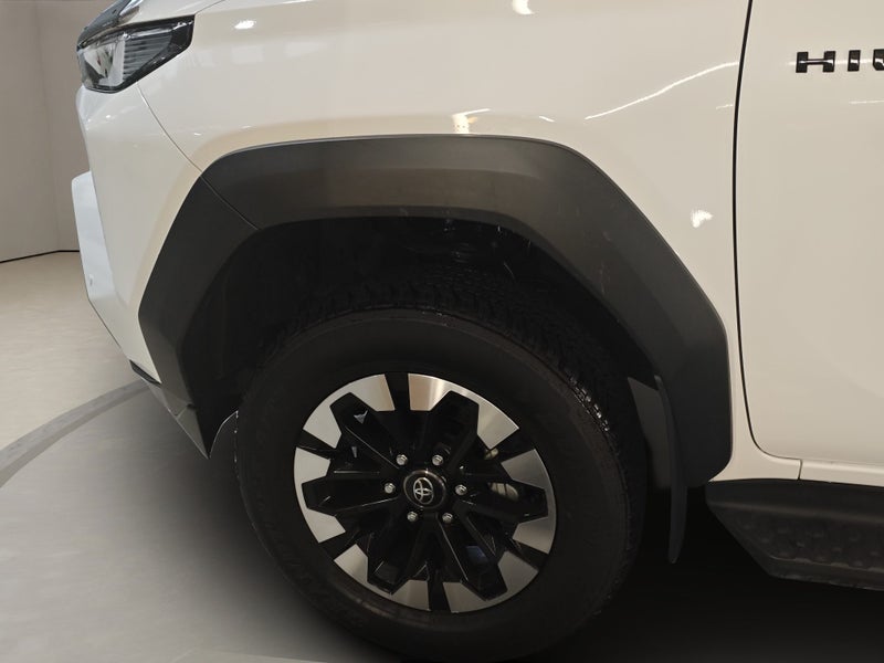 2026 Toyota Hilux SR5 2.8 Diesel 4WD image 5