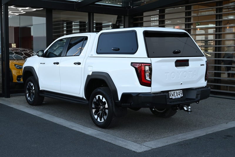 2026 Toyota Hilux SR5 2.8 Diesel Turbo 6MT 4WD... image 2