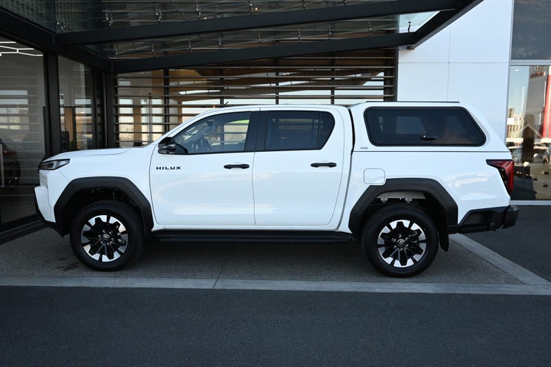 2026 Toyota Hilux SR5 2.8 Diesel Turbo 6MT 4WD... image 3