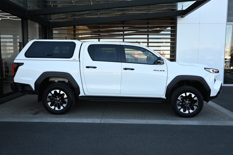 2026 Toyota Hilux SR5 2.8 Diesel Turbo 6MT 4WD... image 5
