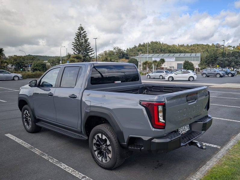 2026 Toyota Hilux SR5 2.8DT 6MT 4WD DCW/4D/5S image 3