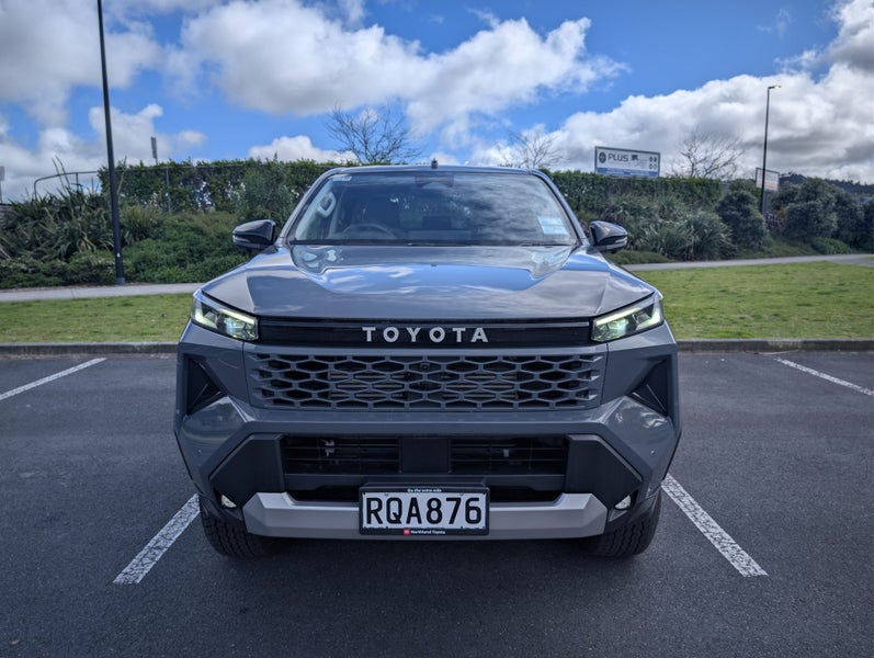 2026 Toyota Hilux SR5 2.8DT 6MT 4WD DCW/4D/5S image 5