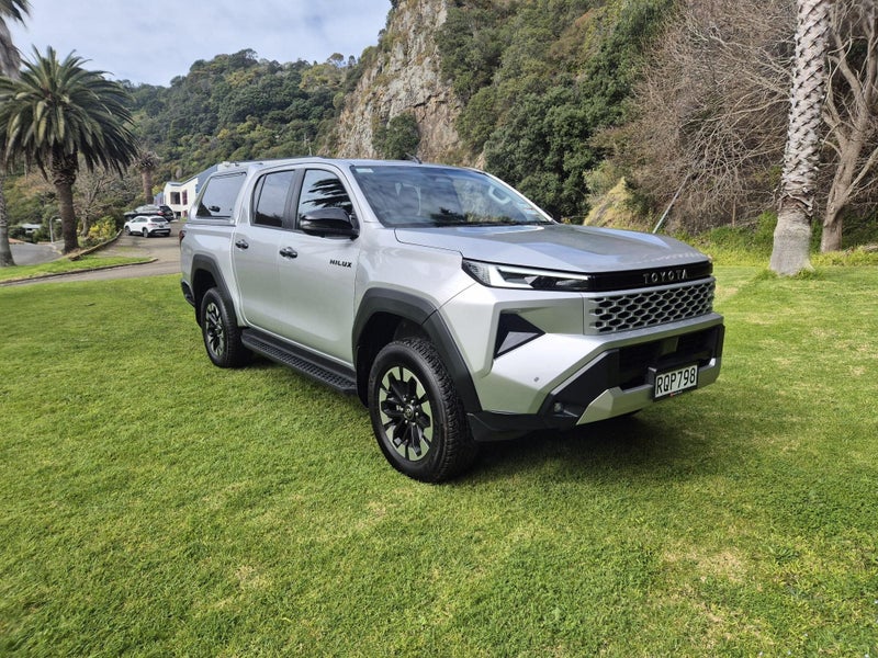 2026 Toyota Hilux SR5 2.8DT Hybrid 6AT 4WD image 3