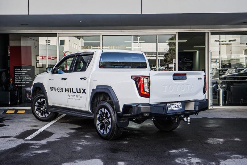 2026 Toyota Hilux SR5 2.8DT Hybrid 6AT 4WD DCW/... image 3