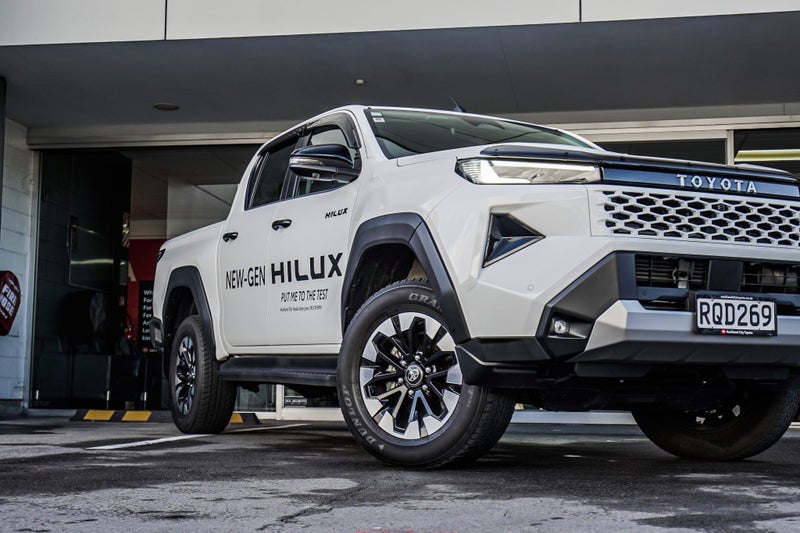 2026 Toyota Hilux SR5 2.8DT Hybrid 6AT 4WD DCW/... image 4
