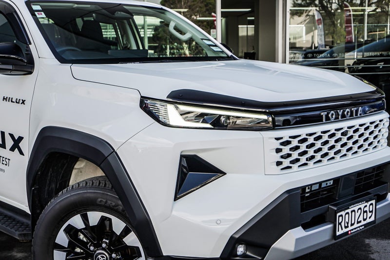 2026 Toyota Hilux SR5 2.8DT Hybrid 6AT 4WD DCW/... image 5
