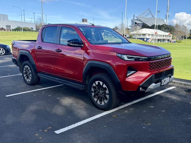 2026 Toyota Hilux SR5 2.8DT Hybrid 6AT 4WD DCW/... image 3
