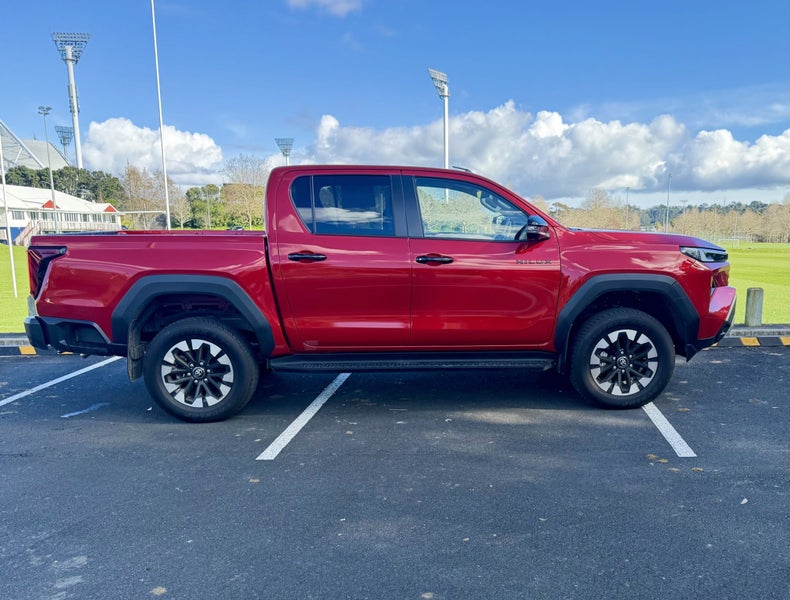 2026 Toyota Hilux SR5 2.8DT Hybrid 6AT 4WD DCW/... image 4
