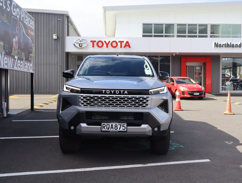 2026 Toyota Hilux SR5 2.8DT Hybrid 6AT 4WD DCW/... image 2