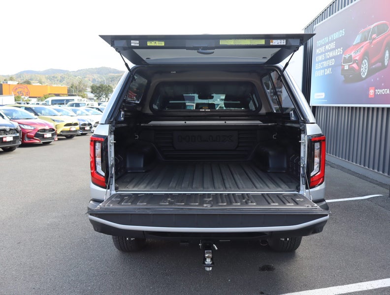 2026 Toyota Hilux SR5 2.8DT Hybrid 6AT 4WD DCW/... image 3