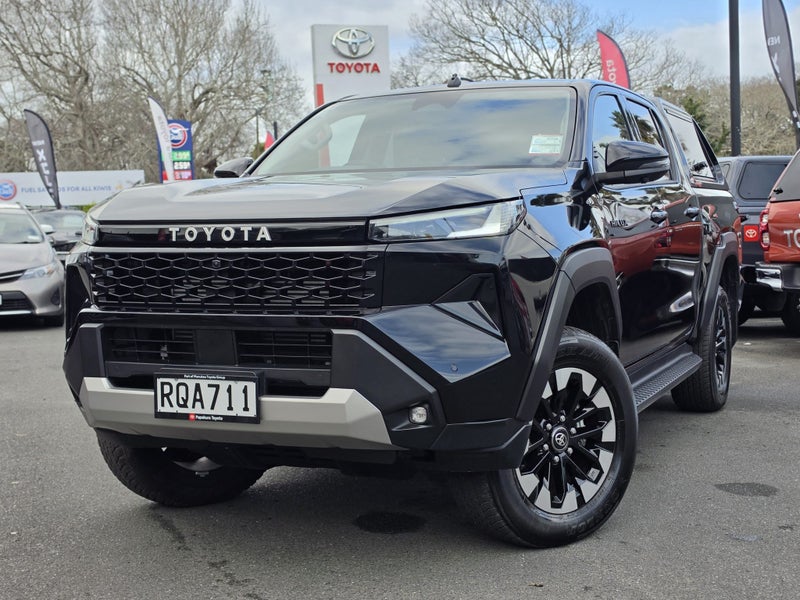 2026 Toyota Hilux SR5 2.8DT Hybrid 6AT 4WD DCW/... image 3
